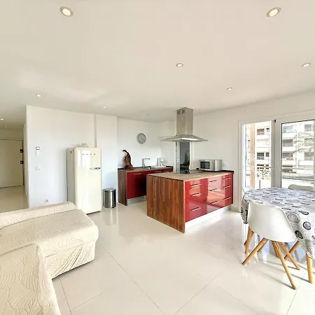 V032 - Miramar Apartment